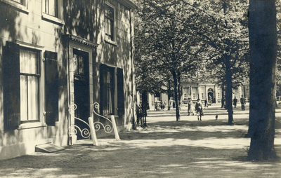 520 Gezicht op het Janskerkhof te Utrecht uit het zuidwesten met links een van de huizen tegen de zuidoosthoek van de kerk.